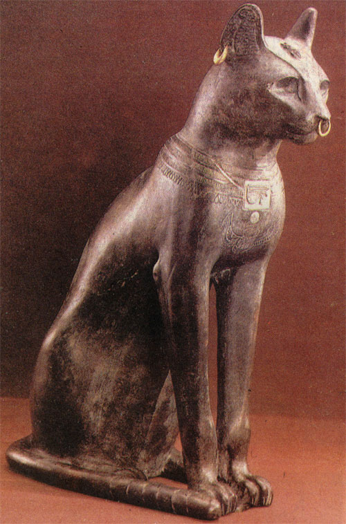 Сотни самых различных изображений домашней кошки украшали храмы и дома в Древнем Египте. Сегодня бронзовую фигурку священной кошки можно купить в магазине при Британском музее