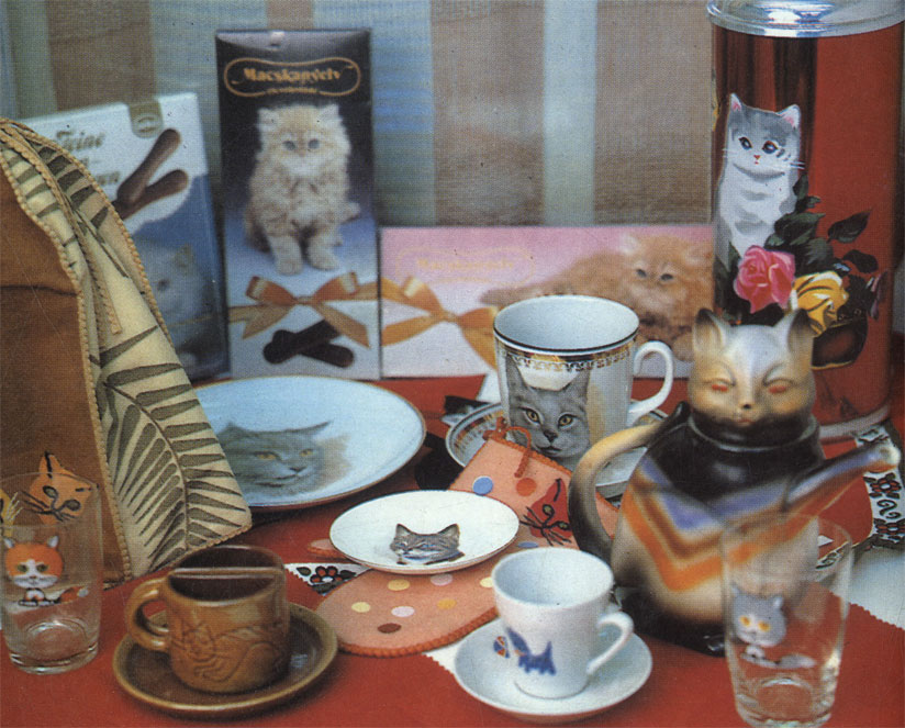 Директор музея В. С. Каваляускене собрала несколько тысяч экспонатов на 'кошачью тему' - от открыток прошлого века до хрустальных котят из ЧСФР