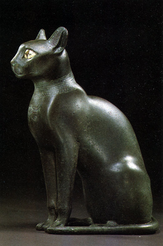 Рис. 5. Бронзовая фигура египетской богини Бастет в обличье кошки. На ней украшения: ошейник и амулет
