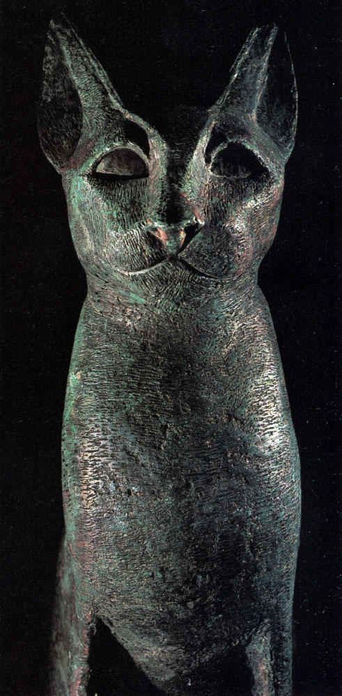 Рис. 7. Бронзовый гроб священной кошки. Ему больше 2000 лет, он имеет высоту 47,2 см